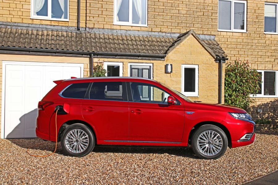  Mitsubishi Outlander PHEV 2018 года  (UK) (фото 22 из 25)